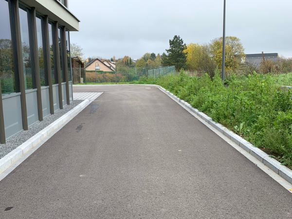 Aménagements extérieurs de l'immeuble de bureau à Gonderange (5)